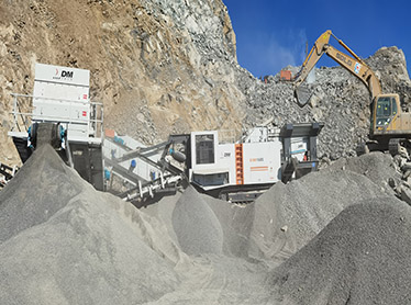 四川西昌时产150吨硬质岩履带式移动破碎生产线