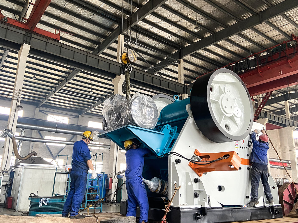 出发！上海东蒙DC欧版颚破、DCS单缸液压圆锥破、DVSI95立轴冲击破......火速发往前方，助力客户花岗岩制砂生产