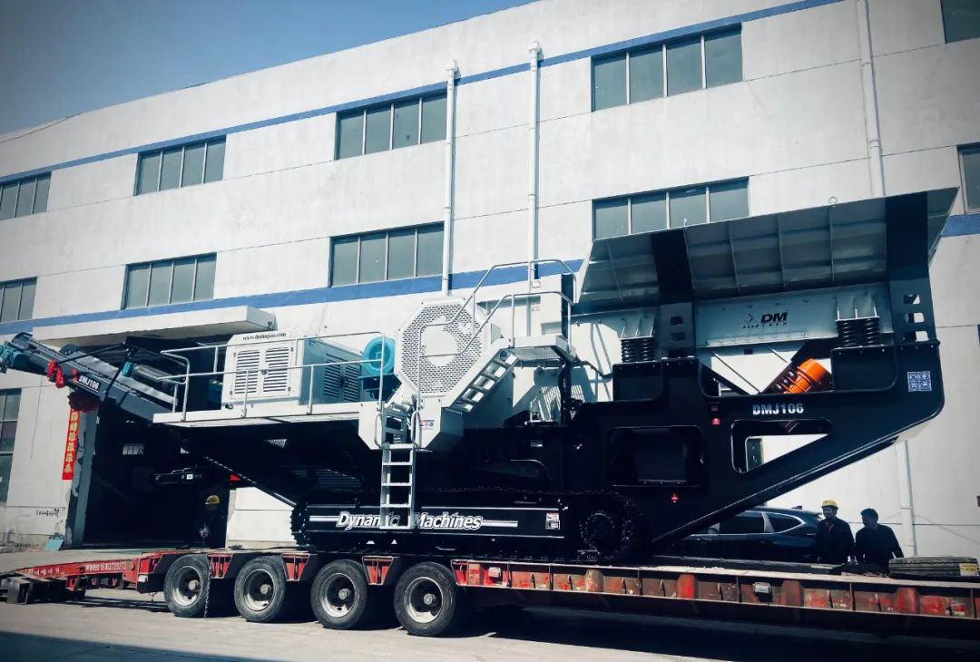 发货中 | 上海东蒙DMJ106履带移动颚式破碎站火速发往客户前方，助力客户砂石骨料项目